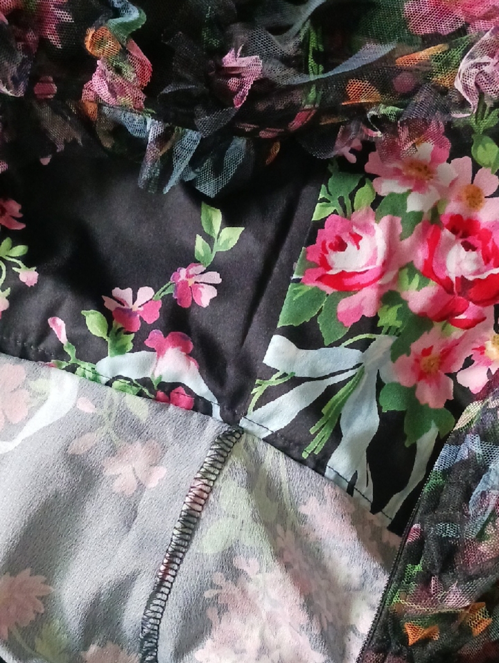 AMINA GLAM FLORAL RUFFLE DRESS. - Picture 9 of 11